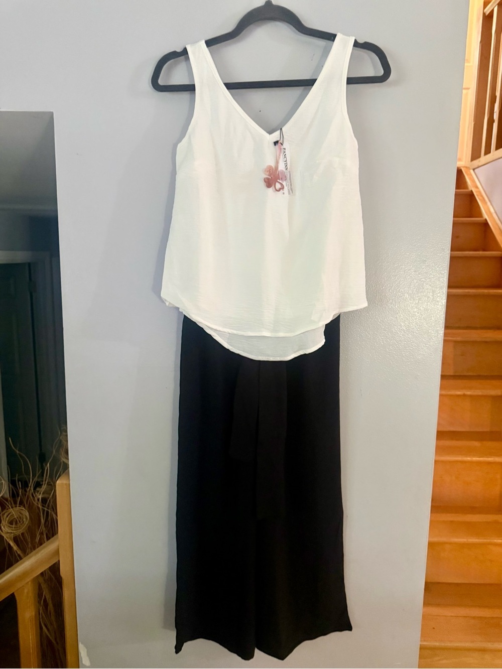 FANCYINN White V-Neck Tank & Black Wide Leg Cropped Pants 2 Piece Set